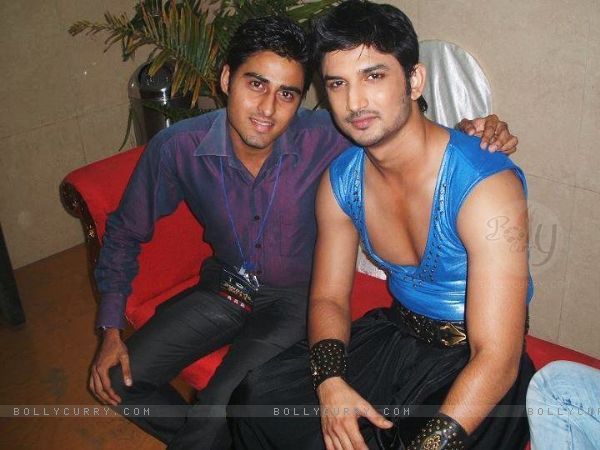 199522-sushant-singh-rajput-with-a-fan-during-ita-awards