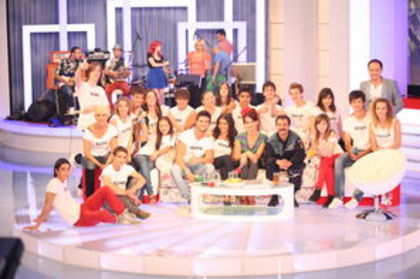 Succes-total-pentru-primul-episod-din-serialul-muzical--Pariu-cu-viata- - 000 Pariu Cu Viata - LaLa Band 00