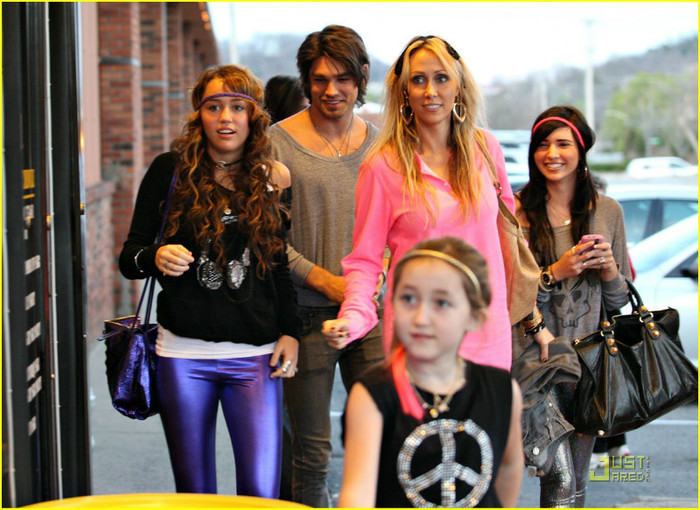 miley-cyrus-justin-gaston-skate-date-13 - Miley Funny
