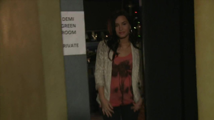 Demi Lovato - Disney Sing It - Behind the Scenes 01613 Demi Lovato - Disney Sing It - Behind the Scenes 01613