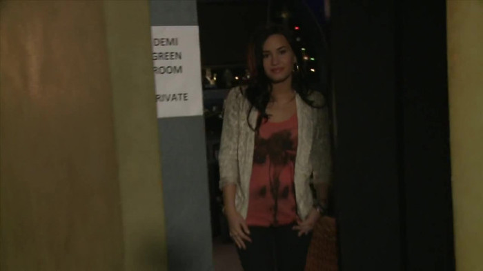 Demi Lovato - Disney Sing It - Behind the Scenes 01637
