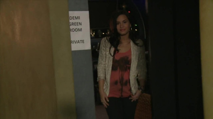 Demi Lovato - Disney Sing It - Behind the Scenes 01639