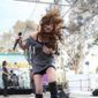 miley-cyrus-175475l-thumbnail_gallery