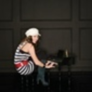 miley-cyrus-209592l-thumbnail_gallery
