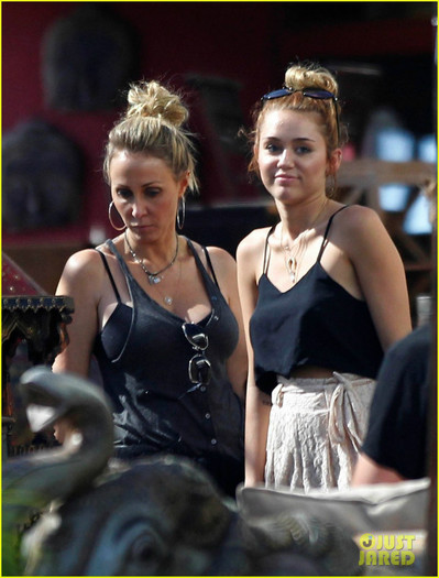 miley-shopping-with-mom-and-liam-02 - Miley Cyrus Shopping with Mom Tish and Liam