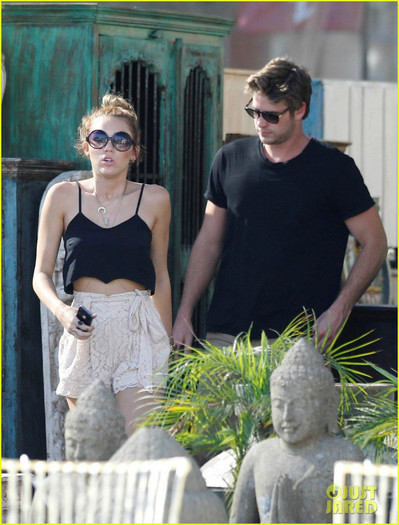 miley-shopping-with-mom-and-liam-03 - Miley Cyrus Shopping with Mom Tish and Liam