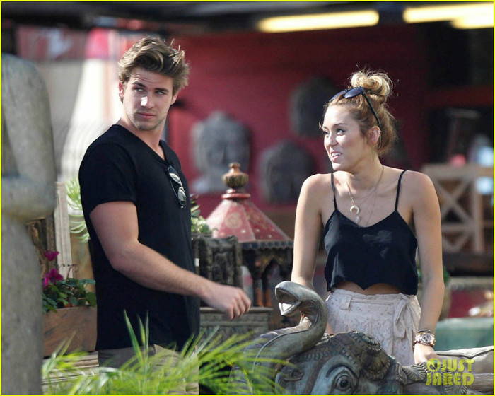 miley-shopping-with-mom-and-liam-04 - Miley Cyrus Shopping with Mom Tish and Liam