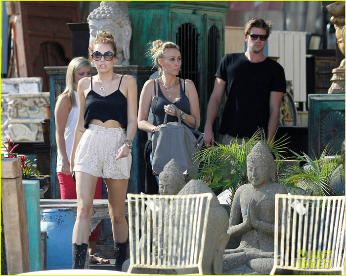 miley-shopping-with-mom-and-liam-06 - Miley Cyrus Shopping with Mom Tish and Liam