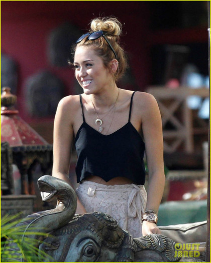 miley-shopping-with-mom-and-liam-07 - Miley Cyrus Shopping with Mom Tish and Liam