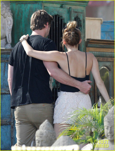 miley-shopping-with-mom-and-liam-10