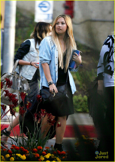 demi-lovato-memorial-party-04