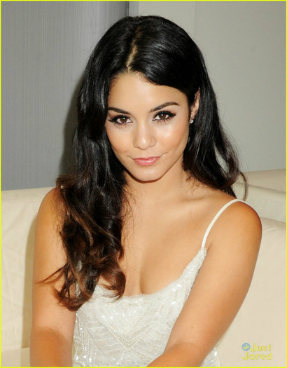 vanessa-hudgens-amber-lounge-03