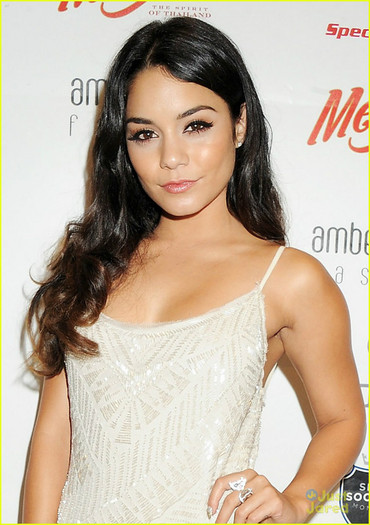 vanessa-hudgens-amber-lounge-05