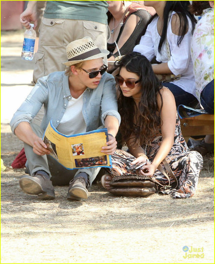 vanessa-hudgens-austin-butler-renassaince-fair-02 - Vanessa Hudgens Renaissance Pleasure Faire with Austin Butler