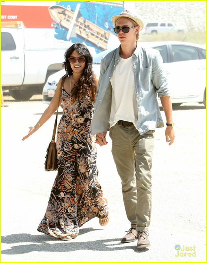 vanessa-hudgens-austin-butler-renassaince-fair-07 - Vanessa Hudgens Renaissance Pleasure Faire with Austin Butler