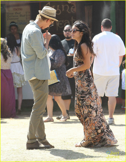 vanessa-hudgens-austin-butler-renassaince-fair-09 - Vanessa Hudgens Renaissance Pleasure Faire with Austin Butler