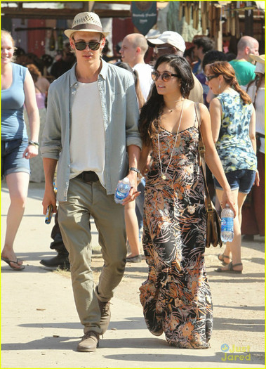 vanessa-hudgens-austin-butler-renassaince-fair-11 - Vanessa Hudgens Renaissance Pleasure Faire with Austin Butler