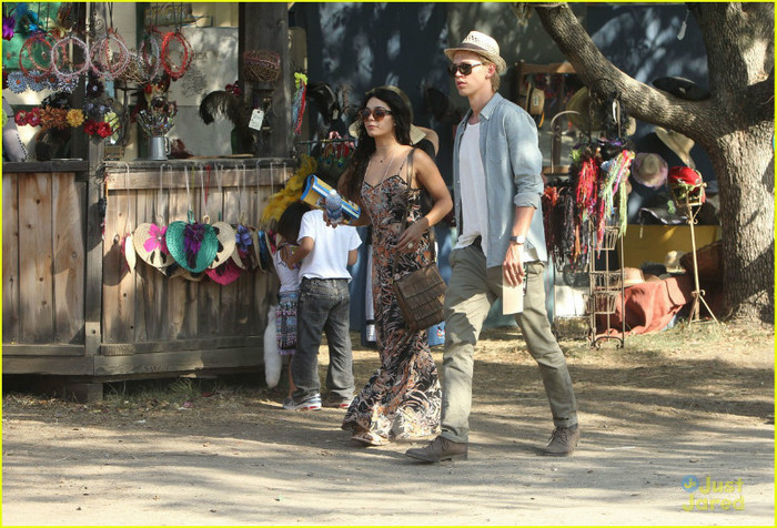 vanessa-hudgens-austin-butler-renassaince-fair-12 - Vanessa Hudgens Renaissance Pleasure Faire with Austin Butler