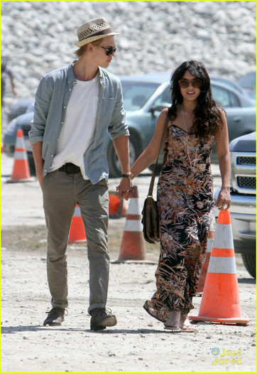 vanessa-hudgens-austin-butler-renassaince-fair-13 - Vanessa Hudgens Renaissance Pleasure Faire with Austin Butler