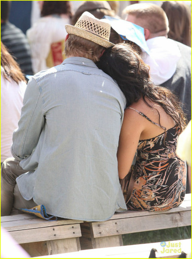 vanessa-hudgens-austin-butler-renassaince-fair-04 - Vanessa Hudgens Renaissance Pleasure Faire with Austin Butler