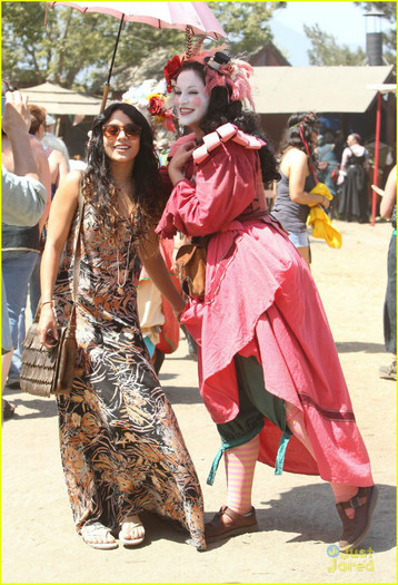 vanessa-hudgens-austin-butler-renassaince-fair-01 - Vanessa Hudgens Renaissance Pleasure Faire with Austin Butler