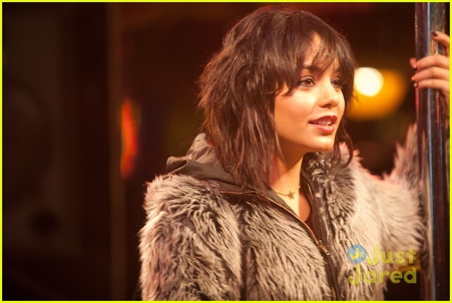 vanessa-hudgens-frozen-ground-pics-11 - Vanessa Hudgens Frozen Ground First Look