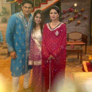 543697_302029136556311_333354769_n - sara khan10