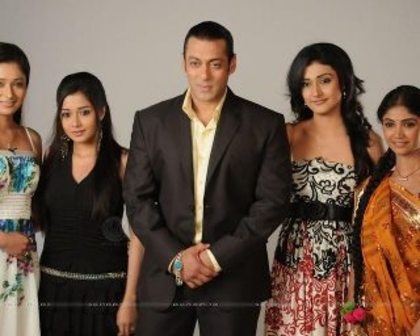 547559_302028683223023_2022043668_n - sara khan10