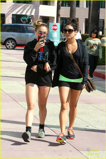 vanessa-hudgens-gym-stella-01