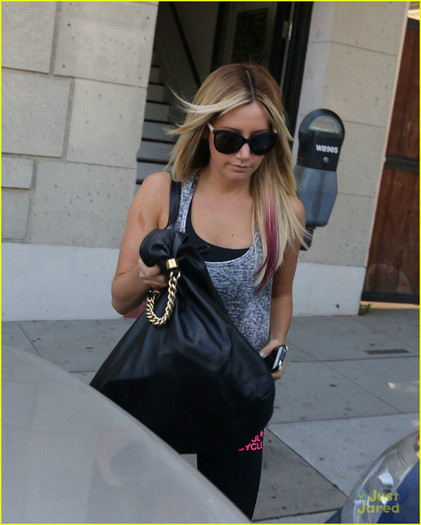 ashley-tisdale-roa-mizumi-02