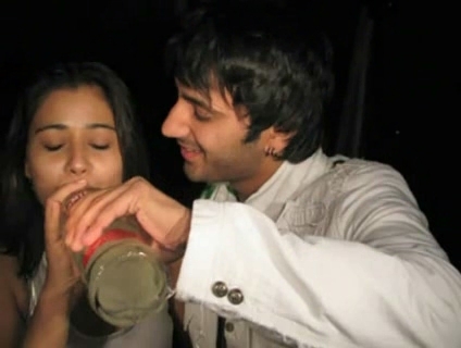 00_01_22 - sara khan10