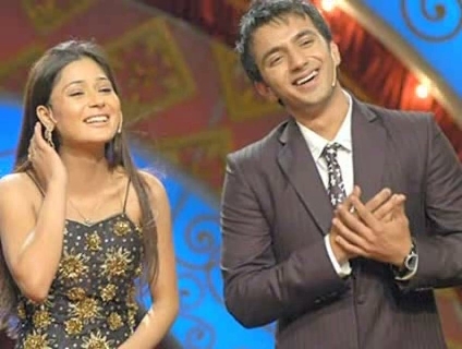 00_01_24 - sara khan10