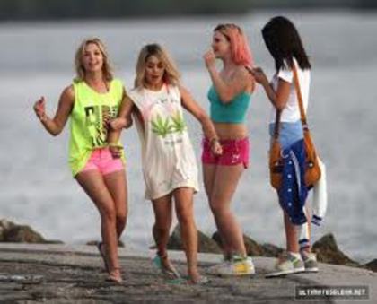 images (8) - Selena Gomez Spring Breakers