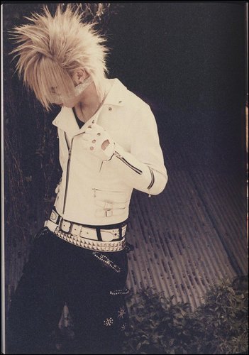 Reita - ZzZ Pentru fanii trupei The Gazette ZzZ