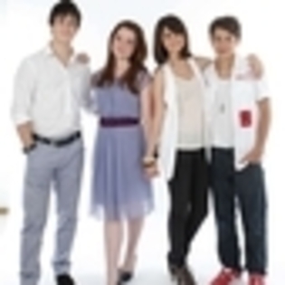 wizards-of-waverly-place-457880l-thumbnail_gallery - Magicieni din waverly place