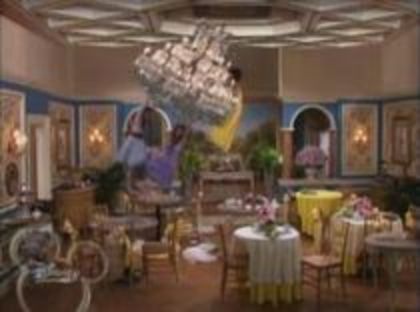 14308001_KEUCDZANF - Magicieni din waverly place