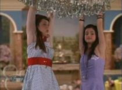 14308002_RYGANBWPS - Magicieni din waverly place