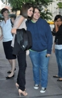 14330382_LHGVEOYET - selena gomez 2012