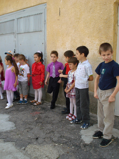 in curte, la umbra, cu colegii - Bebe mei