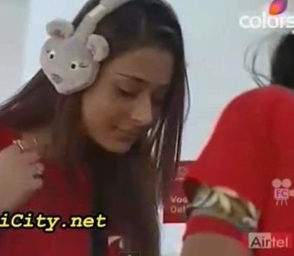389746_304213616337863_145363195_n - sara khan10