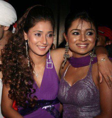 556894_304766022949289_1697566151_n - sara khan10