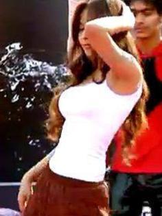 599313_304763492949542_288497486_n - sara khan10