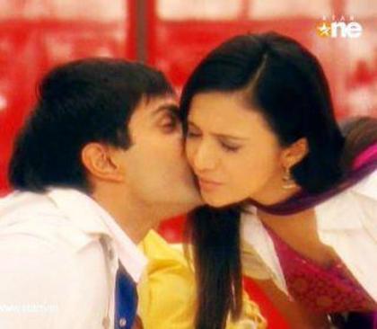 kiss - 0-karan o pupa pe shilpa