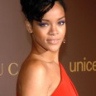 Rihanna_1231372126_4