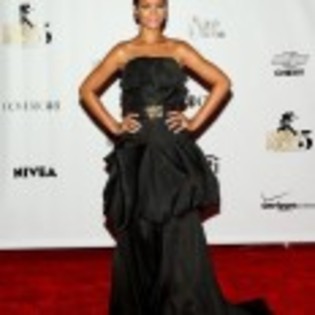 Rihanna_1231372419_2