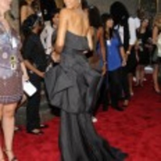 Rihanna_1231372453_1