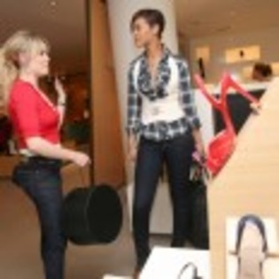 Rihanna_1231372494_2 - rihanna