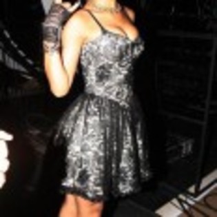 Rihanna_1231372508_0