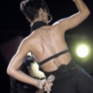 Rihanna_1231372585_2 - rihanna