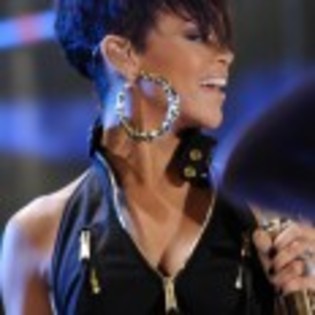 Rihanna_1231372692_4 - rihanna